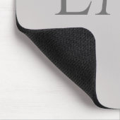 Moderne Taupe-Grau-Monogramm-Arbeitsplatz-Akzente Mousepad (Ecke)