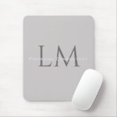 Moderne Taupe-Grau-Monogramm-Arbeitsplatz-Akzente Mousepad (Mit Mouse)