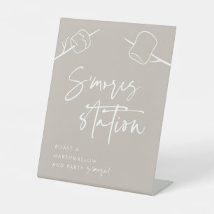 Moderne Taupe Script Marshmallow S'mores Station Sockelschild