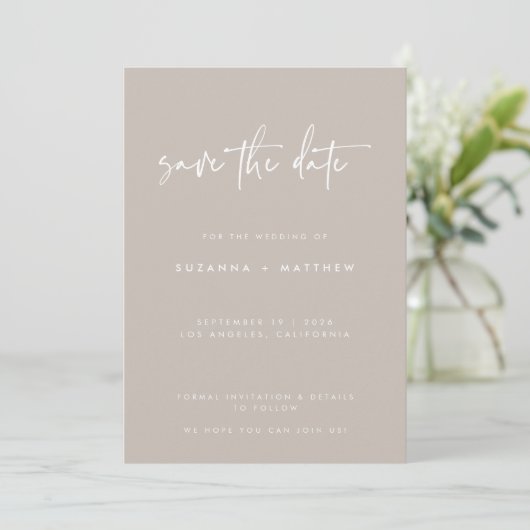 Moderne Taupe White Handwriting Calligraphy Weddin Save The Date (Stehend Vorderseite)
