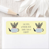 Moderne Teekanne mit Pflanze in Pastelltönen (Insitu)