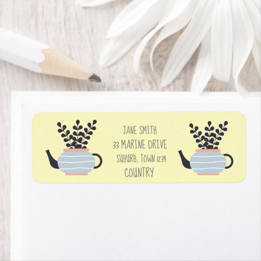 Moderne Teekanne mit Pflanze in Pastelltönen (Insitu)