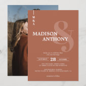 Moderne Terracotta Ampersand Script Foto Wedding Einladung (Vorne/Hinten)