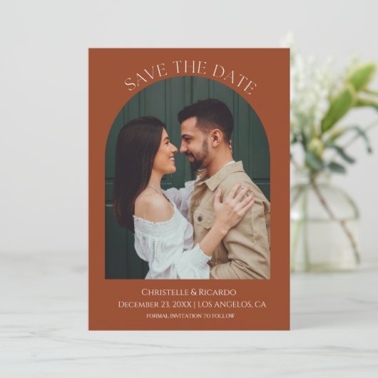 moderne Terracotta Burnt Orange Monogram Wedding Save The Date (Stehend Vorderseite)