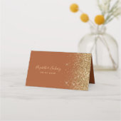 Moderne Terracotta Gold Glitzer Wedding Platzkarte (Rückseite)
