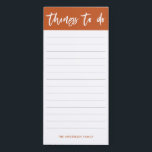 Moderne Terracotta-Kalligrafie-Skripte zu tun Magnetischer Notizblock<br><div class="desc">Moderne Kalligraphie Pinselschrift Dinge zu tun Magnetic Notepad in Terracotta und Weiß. Passen Sie es mit Ihrem Wunschnamen an.</div>