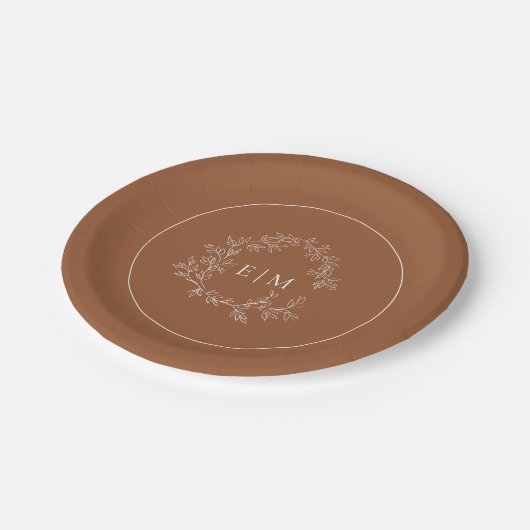 Moderne Terracotta Leafy Wappen Monogram Wedding Pappteller (Schrägansicht)