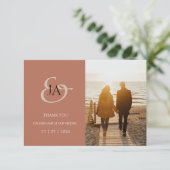 Moderne Terracotta Monogram Foto Wedding Vielen Da (Stehend Vorderseite)