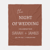 Moderne Terracotta & White Name Datum Hochzeit Fleecedecke (Vorderseite)