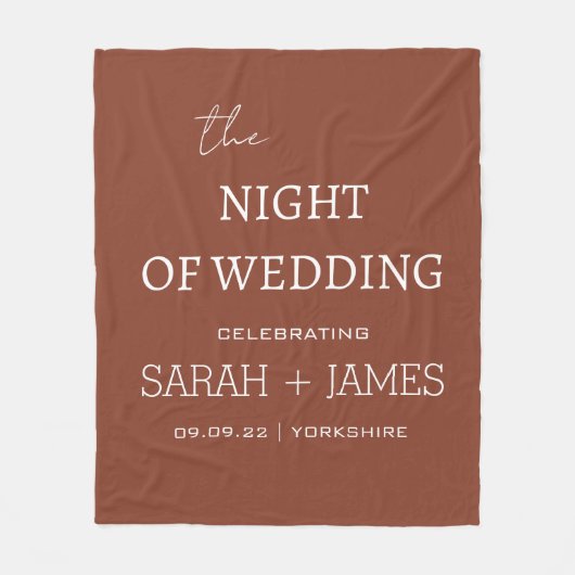 Moderne Terracotta & White Name Datum Hochzeit Fleecedecke (Vorderseite)