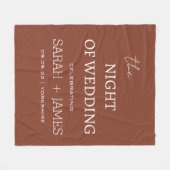 Moderne Terracotta & White Name Datum Hochzeit Fleecedecke (Vorderseite (Horizontal))