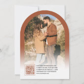 Moderne Terrakotta-Bogen-Foto-QR-Code-Hochzeit Einladung (Rückseite)