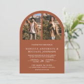 Moderne Terrakotta-Bogen-Foto-QR-Code-Hochzeit Einladung (Stehend Vorderseite)