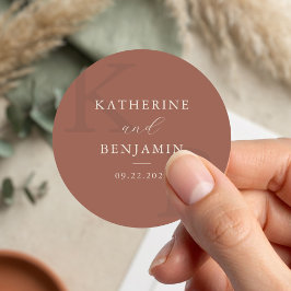Moderne Terrakotta-Monogramm-Minimalist-Hochzeit Runder Aufkleber