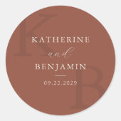 Moderne Terrakotta-Monogramm-Minimalist-Hochzeit Runder Aufkleber (Vorderseite)