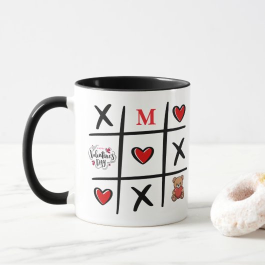Moderne Tic Tac Toe Valentinstag Anfangsbuchstaben Tasse (Mit Donut)