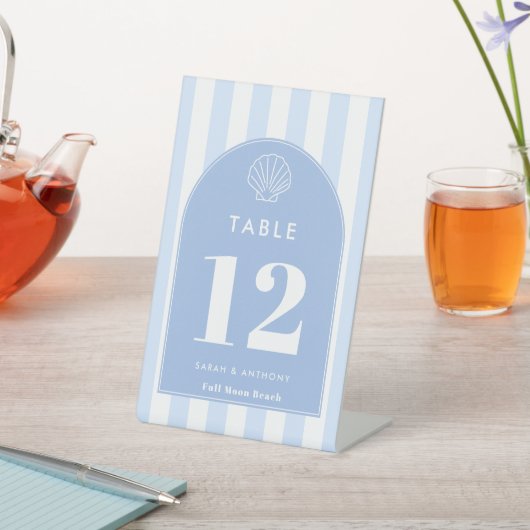 Moderne Tischnummern an der Küste Sockelschild (In SItu)