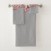 Moderne Torn Gray & Pink Courtypografie Badhandtuch Set (Insitu)