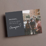 Moderne Trauzeuge Card mit Foto<br><div class="desc">Ein elegantes, minimalistisches Design mit einer Mischung aus karkohlegrauem und tiefem Marinestaurant, das eine Touch moderner Eleganz verleiht. Auf der Vorderseite, stilvolle Typografie Set die Bühne mit den Worten "[Name], Anzug auf meinen Freund. Wirst du mein Trauzeuge sein?" Neben der personalisierten Nachricht befindet sich ein benutzerdefiniertes Foto, um Ihren bevorzugten...</div>