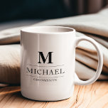 Moderne Trauzeugen geben Monogram-Trauzeuge Kaffeetasse<br><div class="desc">Diese mit Monogramm Schwarz-Weiß-Tasse ist mit dem Namen der Trauzeugen und dem Original versehen, die in einer trendigen, schwarz-minimalistischen Typografie geschrieben sind. Fügen Sie einfach die Namen der Trauzeugen und ihre Initialen in den personalize-Bereich, um Ihre eigene maskuline Trauzeugen Tasse zu erstellen. Obwohl hier als Trauzeuge Tasse, leicht anpassen Sie...</div>
