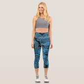 Moderne, trendige blaue Kreise auf schwarz Capri Leggings (Vorderseite)
