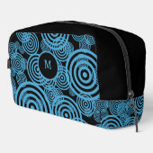 Moderne, trendige blaue Kreise auf schwarzer Monog Waschbeutel (Rechte Ecke)