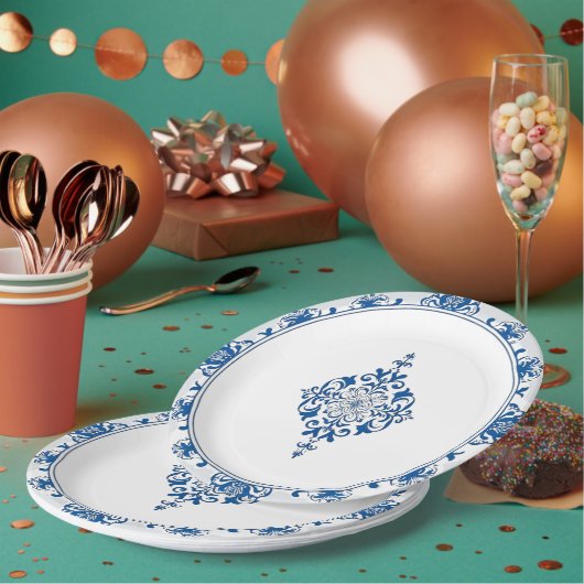 Moderne trendige Blue and White Porcelain Chinoise Pappteller (Multi)