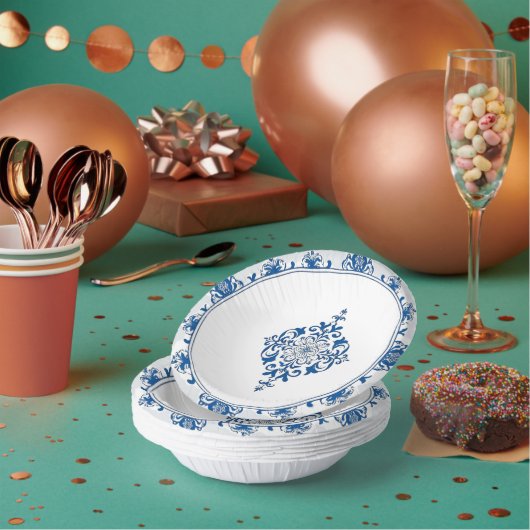 Moderne trendige Blue and White Porcelain Chinoise Pappteller (Multi)