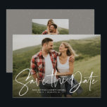 Moderne, trendige Schrift Save the Date Fotokarte<br><div class="desc">Mit einem horizontalen Single und einem "Save the Date" geschriebenen modernen Drehbuch ist diese Karte der perfekte Weg, um Ihre Verlobung und Ihre bevorstehende Hochzeit mit Freunden und Familie zu verkünden. Der weiße Text ist fett und modern, aber dennoch raffiniert. Der anpassbare Text auf der Vorderseite hat Platz für Namen,...</div>