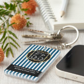 Moderne, trendige schwarz-blaue Streifen schicken Schlüsselanhänger (Vorderseite rechts)