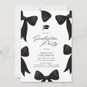 Moderne Trendige Schwarze Schleife Script Abschlus Einladung (Vorderseite)