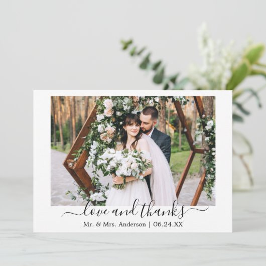 Moderne, trendige Script-Liebe dank Wedding Foto Dankeskarte (Stehend Vorderseite)