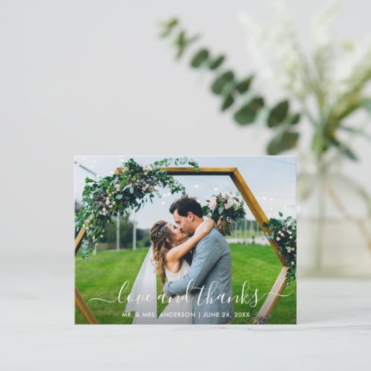 Moderne, trendige Script Wedding Liebe und Danke Postkarte (Stehend Vorderseite)