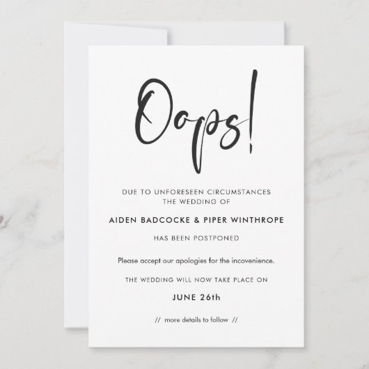 Moderne trendige Typografie Oops Hochzeitsaktualis Einladung (Vorderseite)