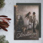 Moderne, trendige Weihnachten | Dunkles Dusky Coup<br><div class="desc">Eine trendige, stilvolle Foto-Flachgrusskarte mit moderner und handgeschriebener Schrift-Typografie in Weiß über einem Foto mit schwarzer verblassener Farbe und tiefschwarz-grün-grauem Farbton auf der Rückseite. Das Foto und der Name lassen sich einfach für eine persönliche Touch anpassen. Ein einfaches, minimalistisches und zeitgenössisches Weihnachtsdesign, das sich in dieser Urlaubssaison auszeichnet! Das abgebildete...</div>