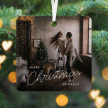 Moderne, trendige Weihnachten | Dunkles Dusky Coup Ornament Aus Metall<br><div class="desc">Ein trendiger, stilvoller Urlaubssaal mit moderner und handgeschriebener Schrift-Typografie in Weiß über einem Foto mit schwarz verblasstem Foto. Das Foto und der Name lassen sich einfach für eine persönliche Touch anpassen. Ein einfaches, minimalistisches und zeitgenössisches Weihnachtsdesign, das sich in dieser Urlaubssaison auszeichnet! Das abgebildete Bild dient nur zur Veranschaulichung, um...</div>