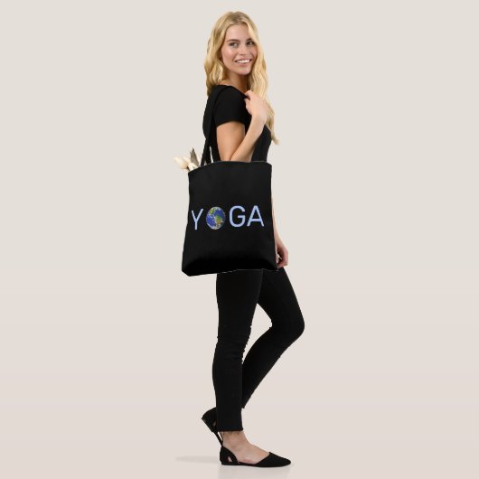 Moderne, trendige Yoga-Erde auf schwarz Tasche (Am Model)