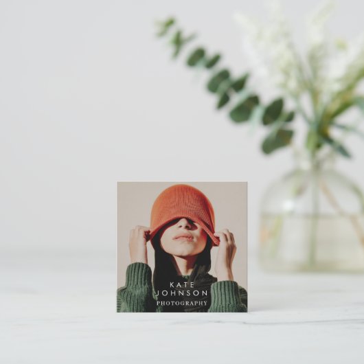 Moderne Trendsetter Full Foto QR Code Social Media Quadratische Visitenkarte (Stehend Vorderseite)