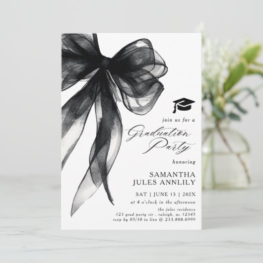 Moderne Trendy Black Bow Graduation Party Einladung (Stehend Vorderseite)