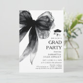 Moderne Trendy Black Bow Graduation Party Einladung (Stehend Vorderseite)