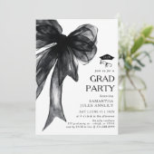 Moderne Trendy Black Bow Graduation Party Einladung (Stehend Vorderseite)