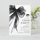 Moderne Trendy Black Bow Graduation Party Einladung (Stehend Vorderseite)