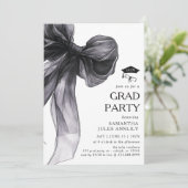 Moderne Trendy Black Bow Graduation Party Einladung (Stehend Vorderseite)