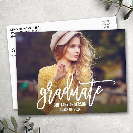 Moderne Trendy Brush Script Foto Graduation Party Einladungspostkarte