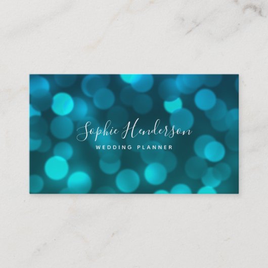 Moderne Trendy Calligraphy Aqua Blue Bokeh Lights Visitenkarte (Vorderseite)