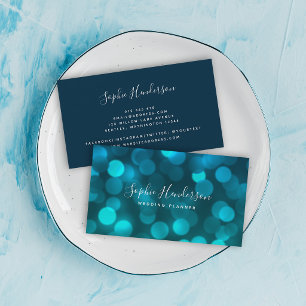 Moderne Trendy Calligraphy Aqua Blue Bokeh Lights Visitenkarte