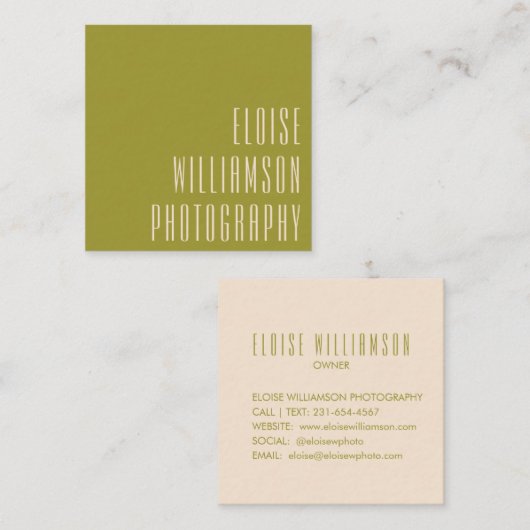 Moderne Trendy Chic Bold Typografy Green Quadratische Visitenkarte (Vorne/Hinten)