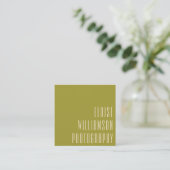 Moderne Trendy Chic Bold Typografy Green Quadratische Visitenkarte (Stehend Vorderseite)