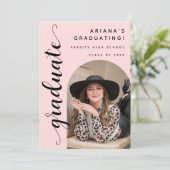 Moderne Trendy Chic Script Pink Graduation Party Einladung (Stehend Vorderseite)