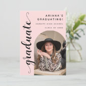 Moderne Trendy Chic Script Pink Graduation Party Einladung (Stehend Vorderseite)